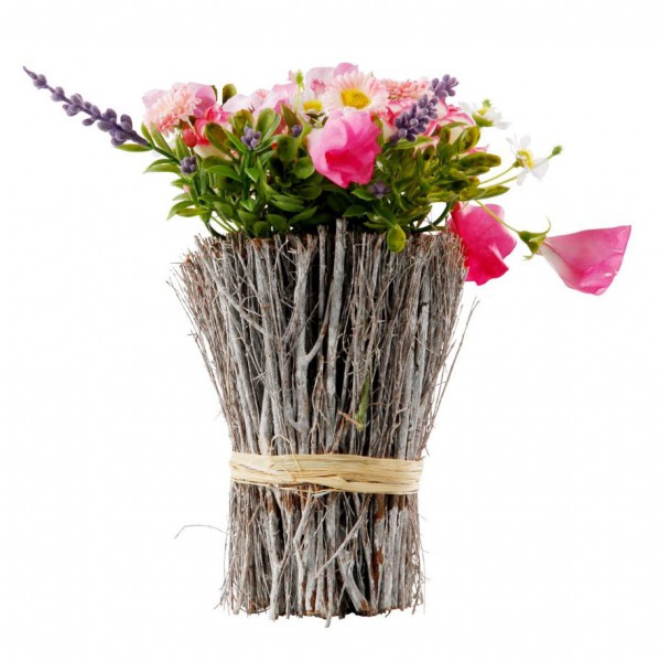 Blütenarrangement mit Rattan